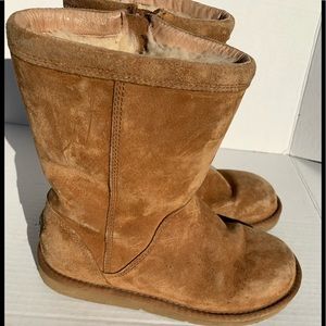 UGGs Limited Edition Chestnut W/ Zipper Sz 6